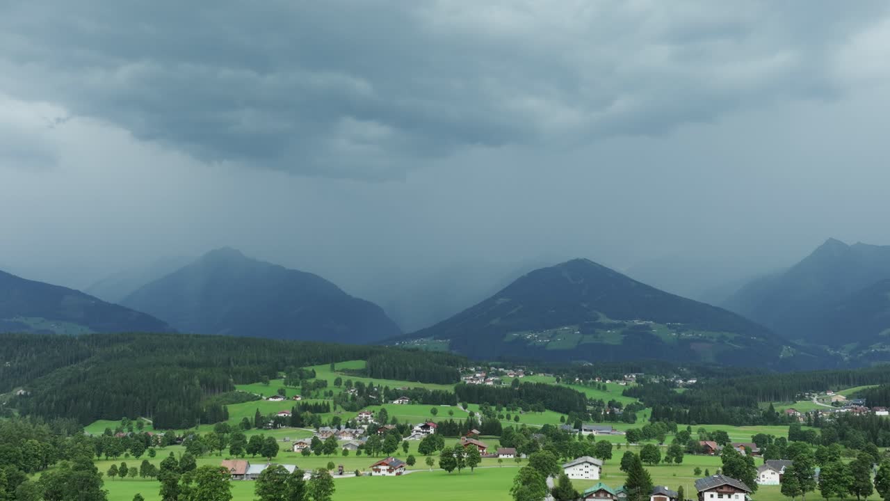 공중에서 볼 수 있는 그림 같은 계곡은 라드밍 다크슈타인 산맥에 자리잡고 있습니다.