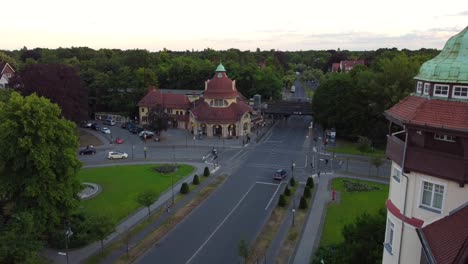 carretera de poco tráfico con ciclismo y conducción hermosa vista aérea vuelo hundiéndose imágenes de drones de mexikoplatz berlin zehlendorf verano 2022 vista cinematográfica desde arriba guía turística por philipp marnitz