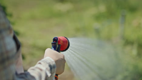 Jardinero-Rocía-Agua-De-Una-Manguera-De-Jardín-1