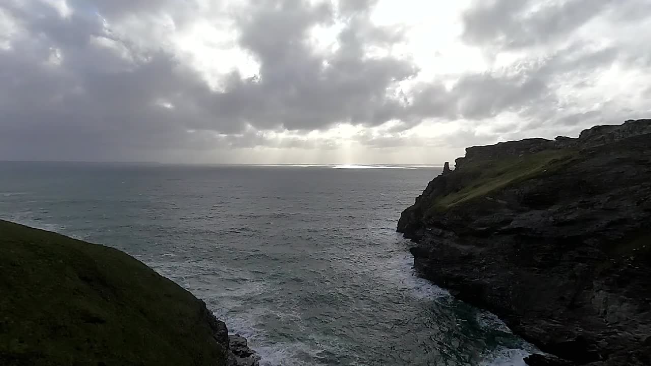lapso de tiempo de una vista espectacular de la cala costera en el castillo de tintagel del rey arturo