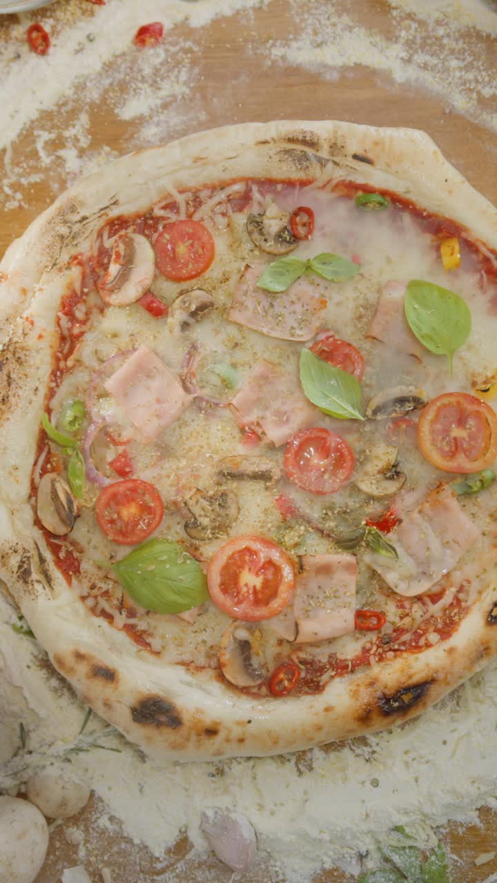 Pizza fatta in casa dall'aspetto delizioso con ripresa dall'alto
