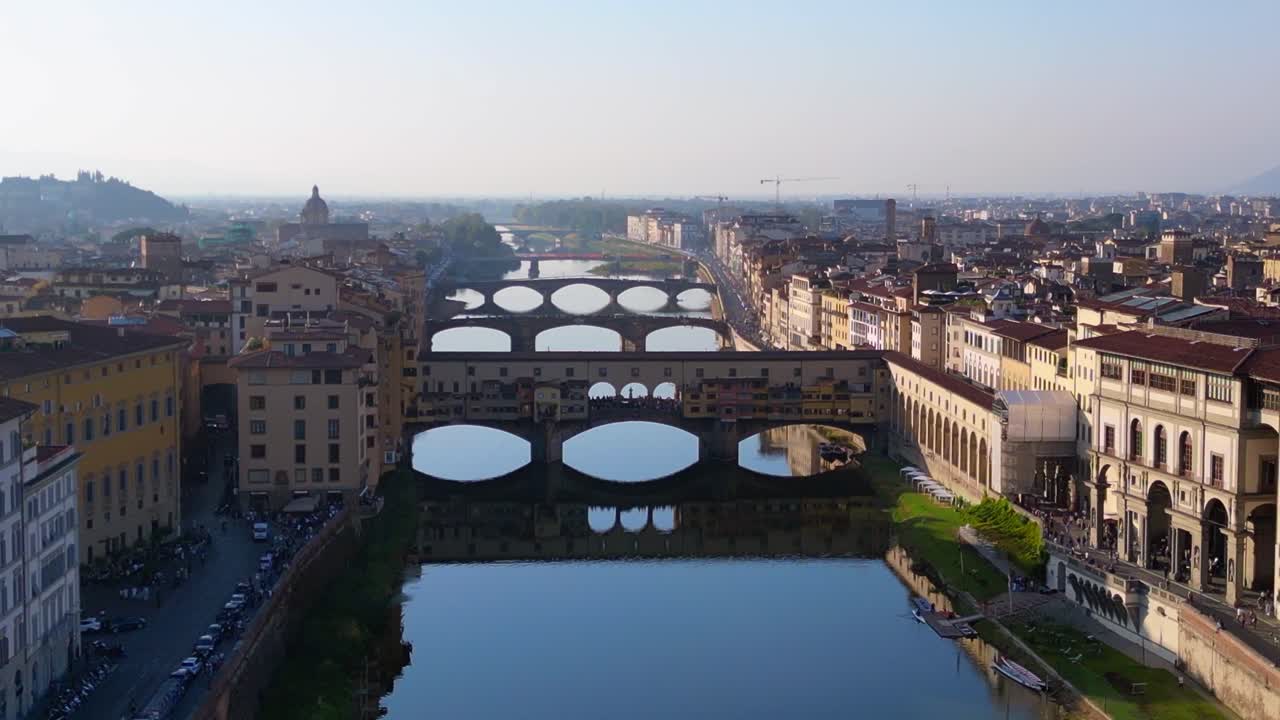 Bellissimo volo aereo dall'alto: ponte medievale, città di Firenze, fiume, Toscana, Italia