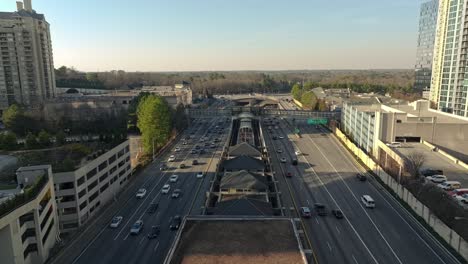 U-Bahnstation-Buckhead-Entlang-Der-Autobahnen-In-Atlanta,-Georgia