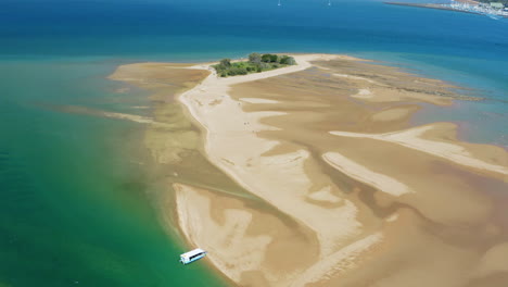 pintoresca isla de arena con costa azul del océano, drone aéreo 4k, queensland, australia