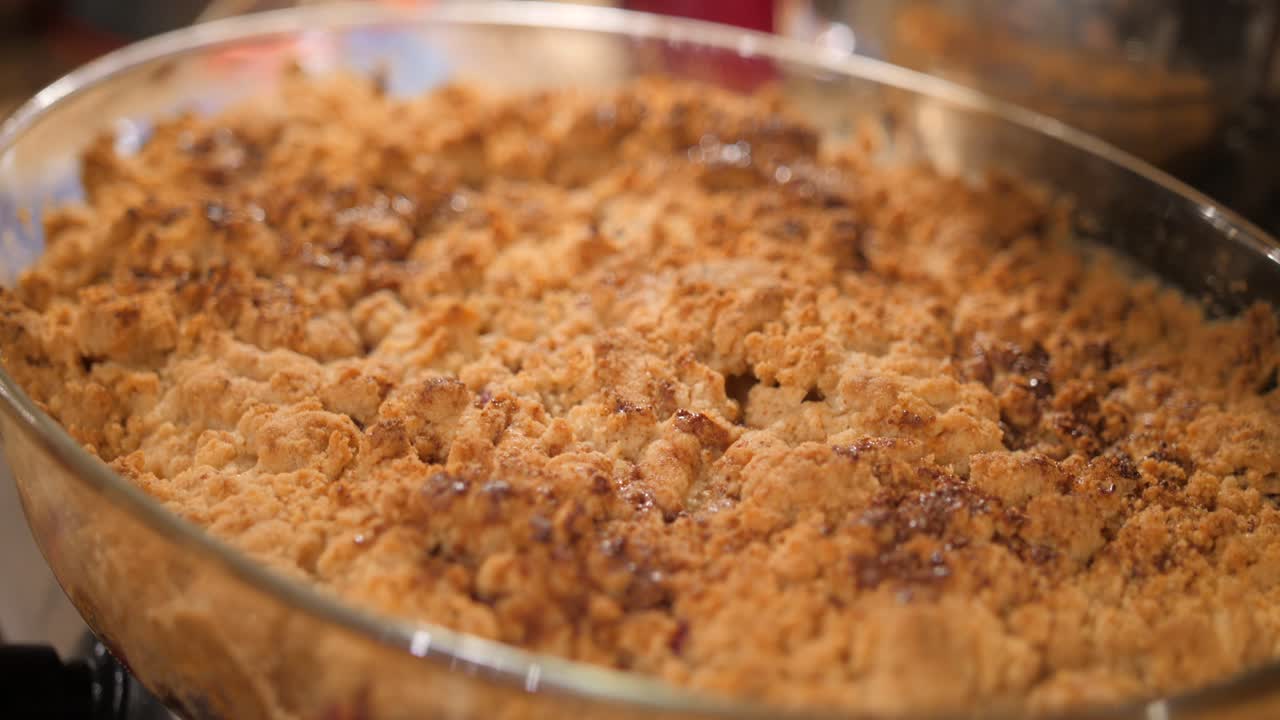 vista de cerca del delicioso pastel de crumble casero en una mesa