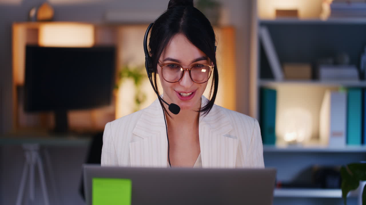 representante de servicio al cliente hablando en auriculares