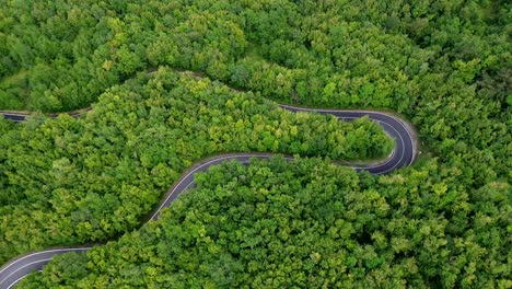 Dies-Ist-Die-Geschichte-Einer-Straße,-Die-Ein-Mysteriöses-Leben-Bedeutet,-Mit-Autos,-Orten,-Bergen-Und-Einem-Traum