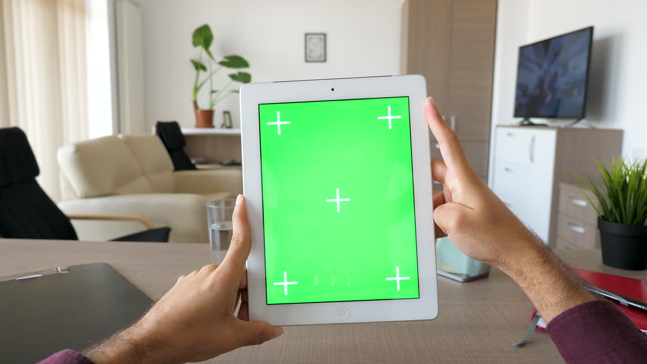 사무실에서 녹색 화면을 가진 태블릿