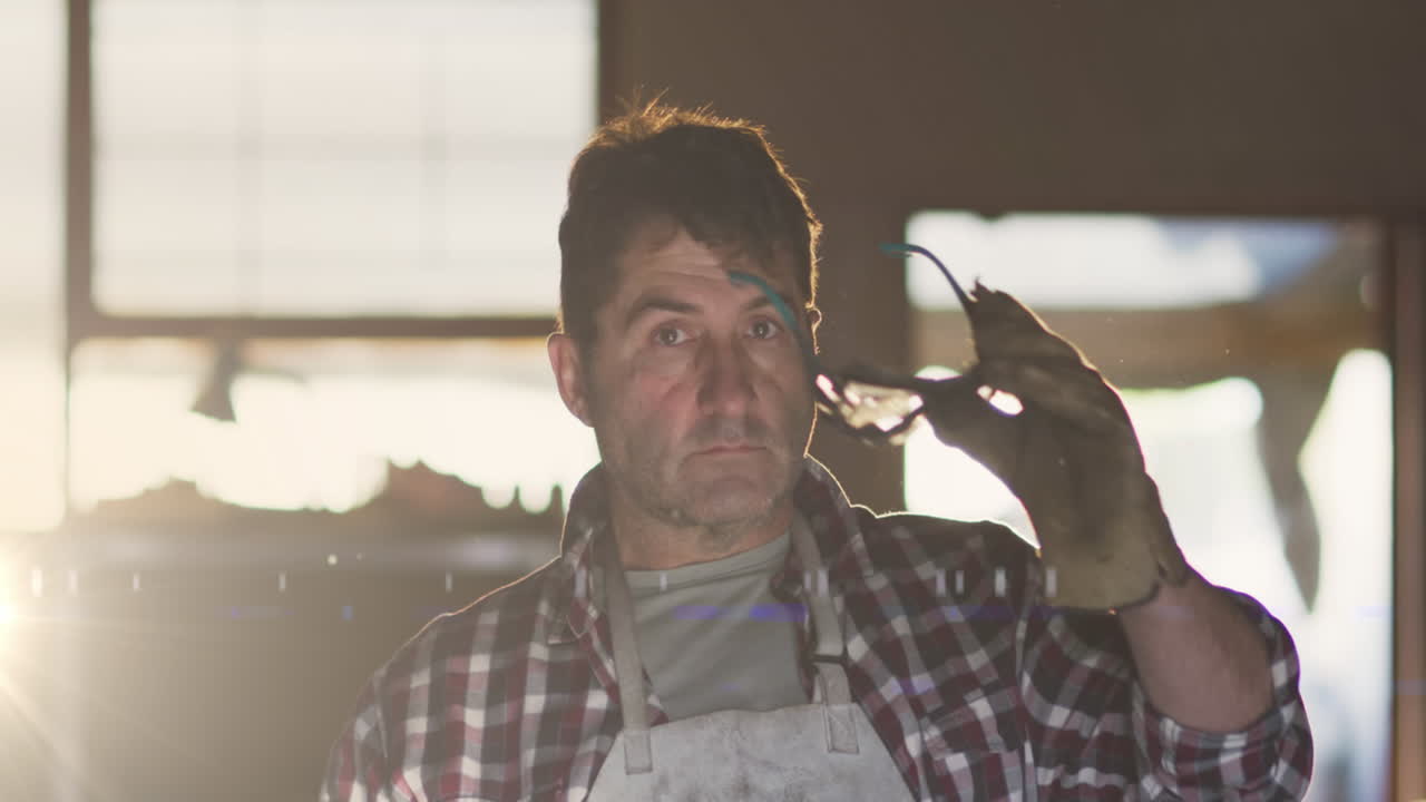 animación de luz brillante sobre el hombre caucásico en el taller