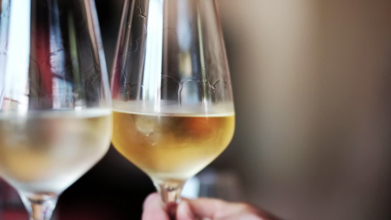 Far roteare un bicchiere di vino bianco Chardonnay per la degustazione