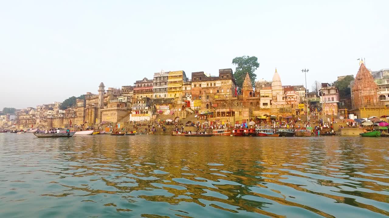 río ganges en varanasi con edificios iluminados por la mañana amanecer en india