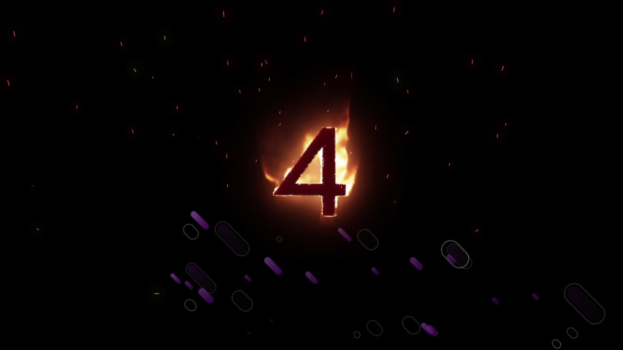 Animazione di numero 4 fiammeggiante arancione, con fuochi d'artificio viola, su sfondo nero.