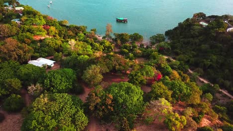 Küstensiedlung-Und-Ruhiger-Kilifi-Bach-In-Kenia-Mit-Anblick-Einer-Handgefertigten-Traditionellen-Hölzernen-Dau