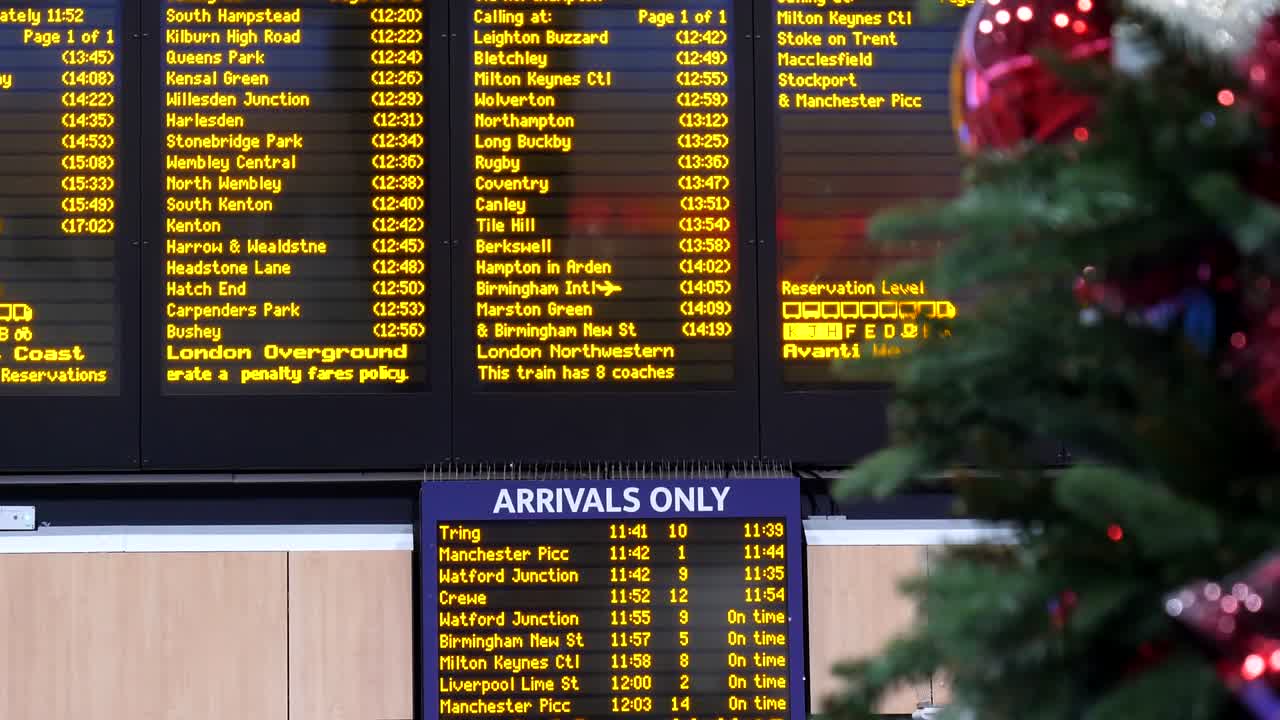 기차역 디스플레이 보드 크리스마스 아무도