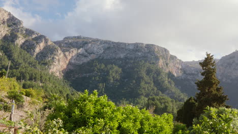 una vista de la montaña desde deia, mallorca, españa, que muestra la grandeza de la naturaleza bajo un cielo nublado por la tarde