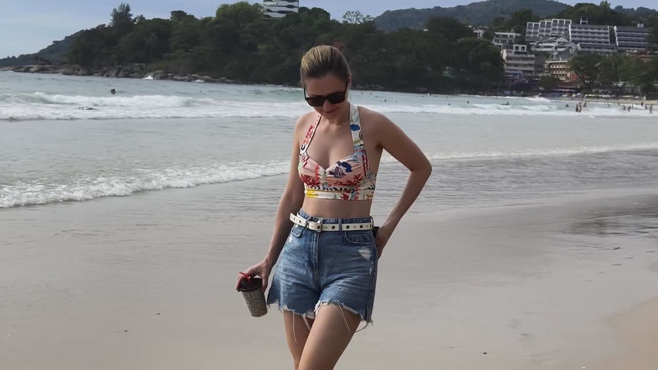 아름다운 열대 해변 휴가를 즐기는 여자