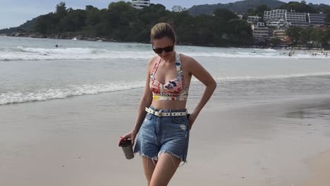una mujer disfrutando de unas hermosas vacaciones en una playa tropical.