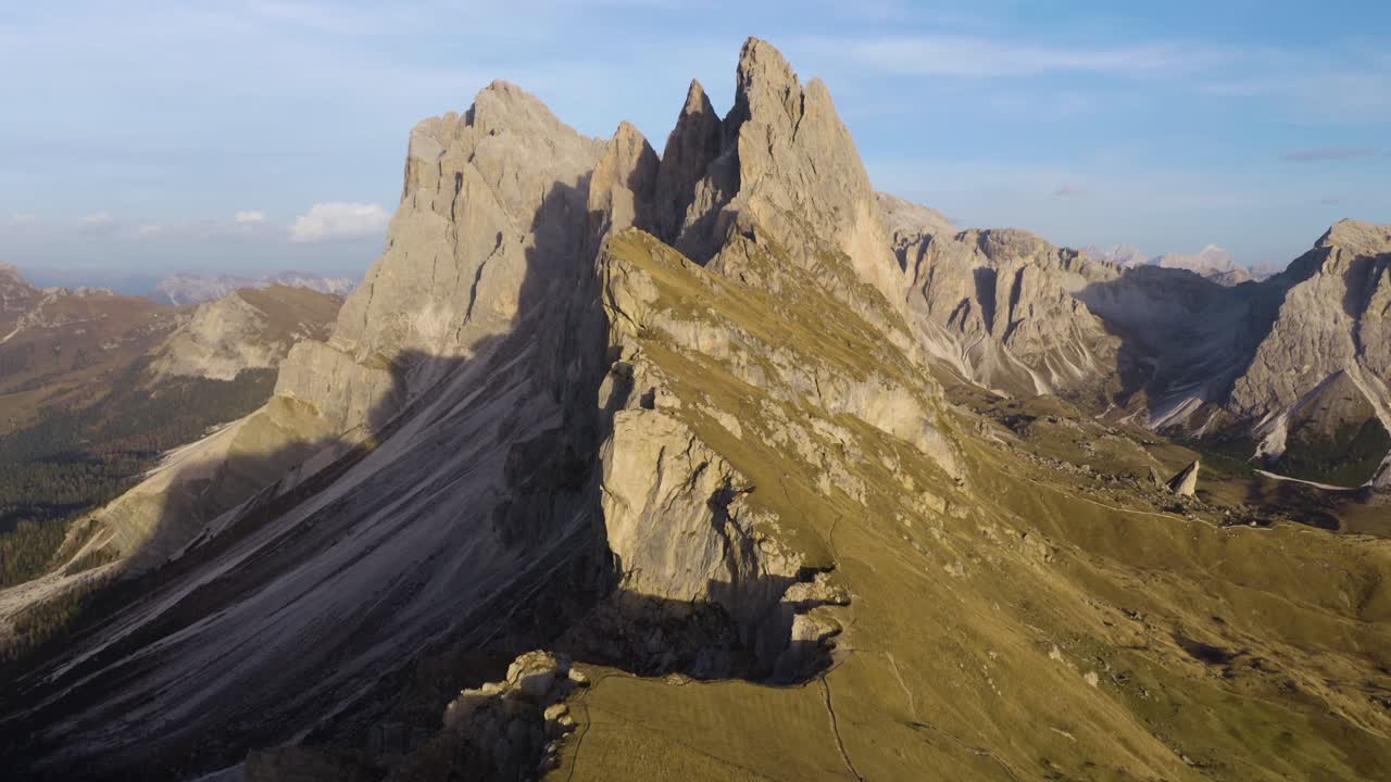 vuelo de drones hacia adelante sobre los picos de las montañas seceda en los dolomitas de italia
