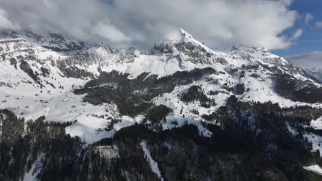 Filmischer-Blick-Auf-Die-Schneebedeckten-Berge-Von-Glarus-Mit-Wolken-In-Der-Schweiz