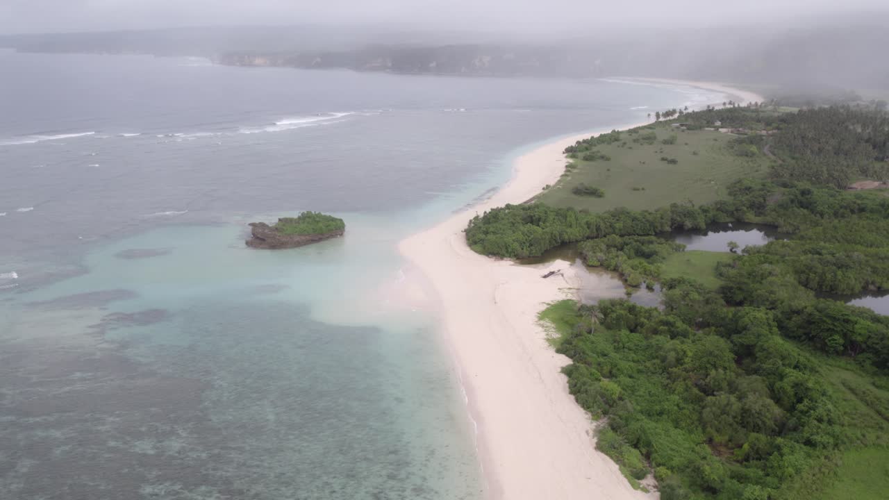 pantai marosi sin gente en la isla de sumba con nubes bajas en el fondo, aero