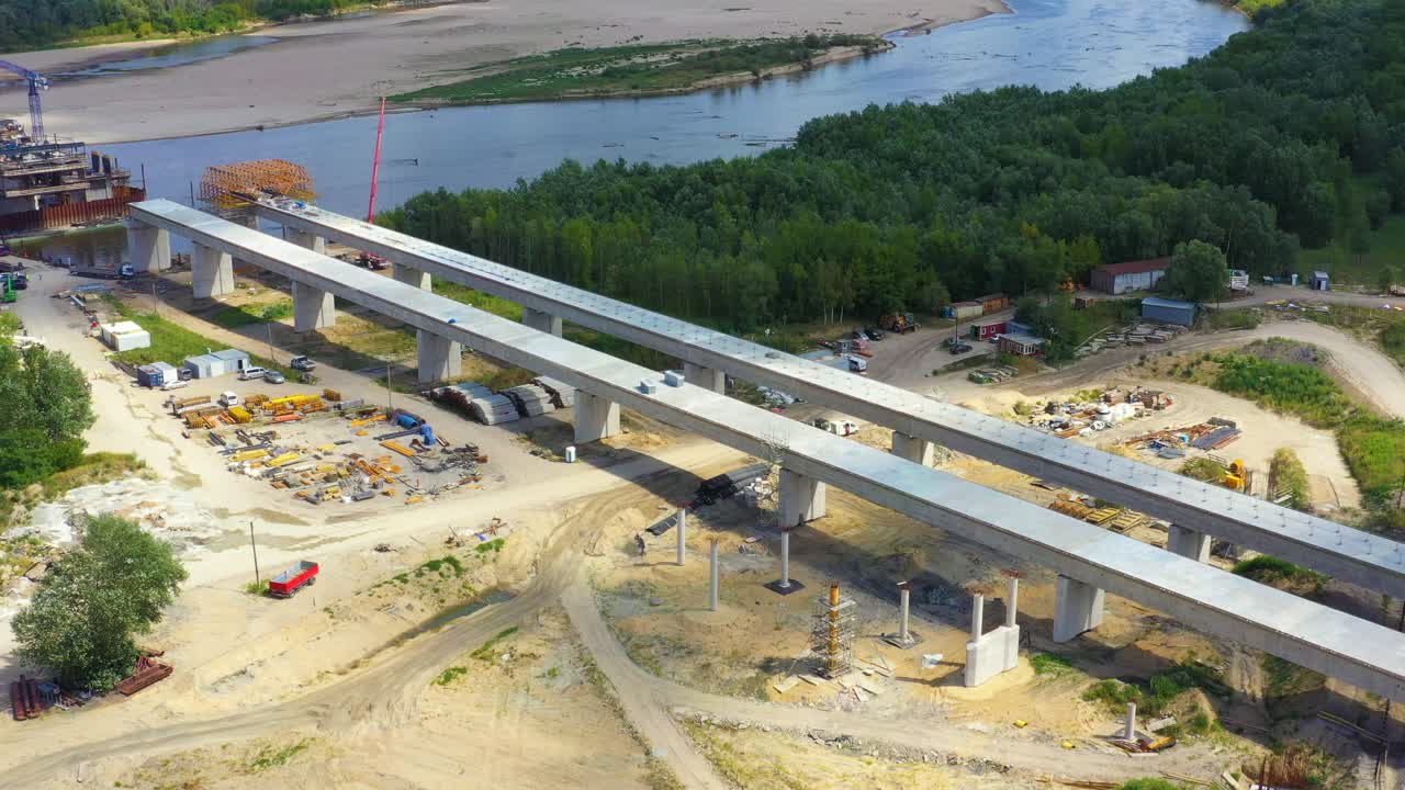 toma aérea que pasa sobre un proyecto de construcción de puente al atardecer en vistula cerca de varsovia