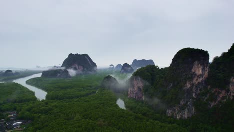 vistas panorámicas a través de manglares y acantilados de piedra caliza en la bahía de phang nga, tailandia