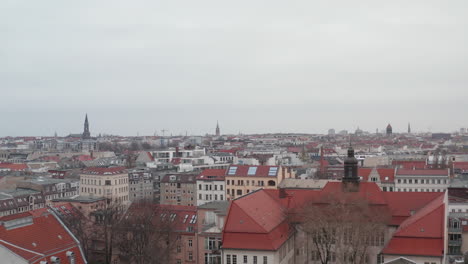 Antenne:-Langsamer-Flug-über-Leeres-Berliner-Viertel-Mit-Dächern-Während-Coronavirus-Covid-19-An-Bewölktem-Tag