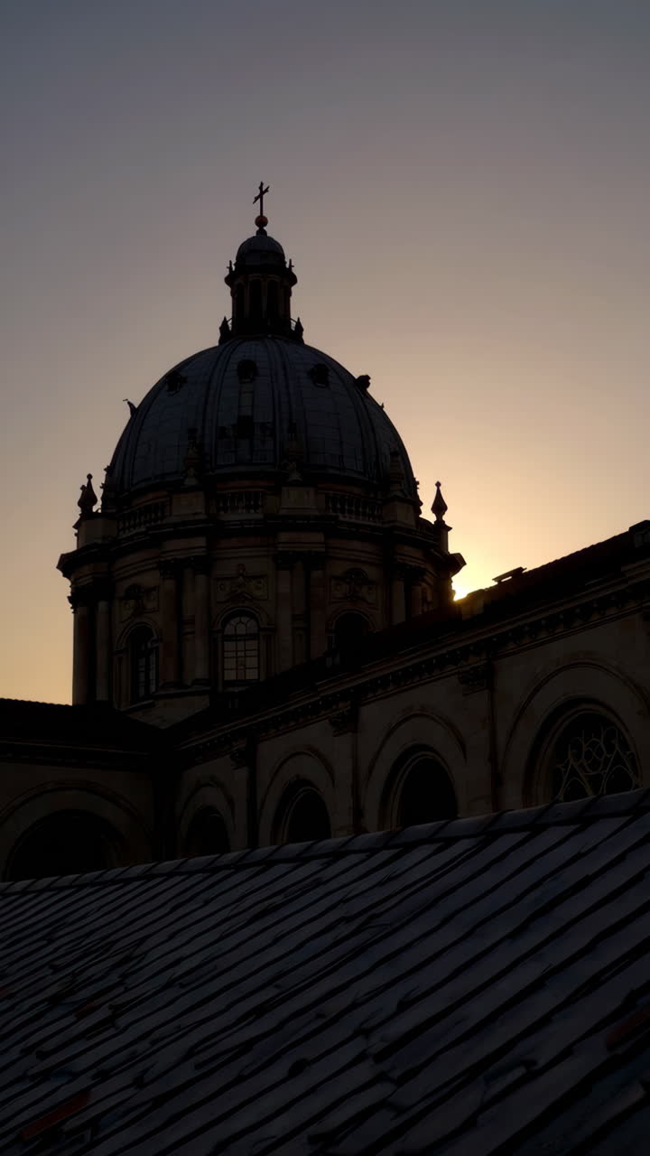 Silueta de la Cúpula de una Catedral al Atardecer