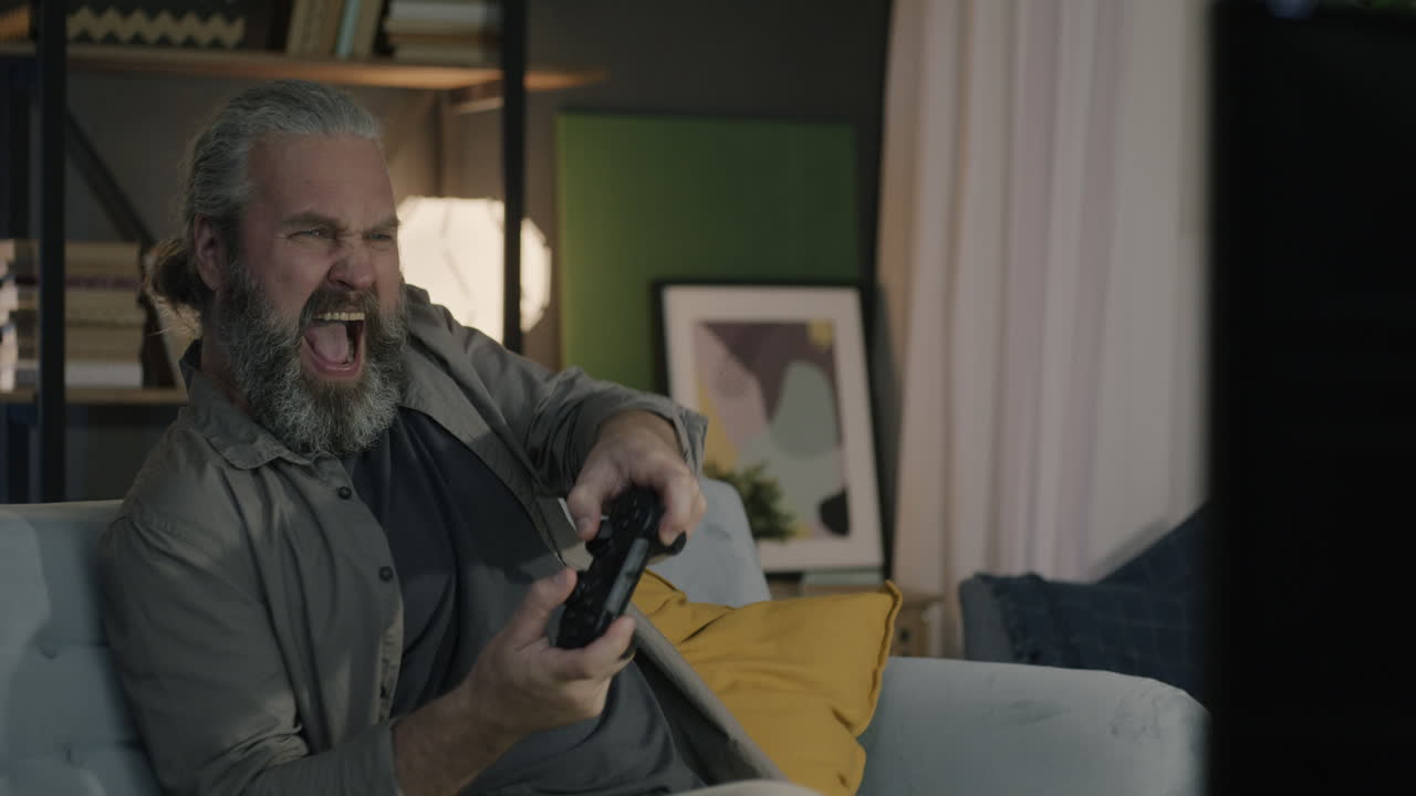 Uomo arrabbiato che gioca ai videogiochi