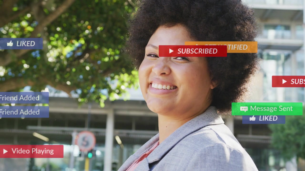 Marketer che si gira verso la telecamera, sorridendo, causando la fluttuazione, lo spostamento e lo svanire di badge social, guadagnando fan