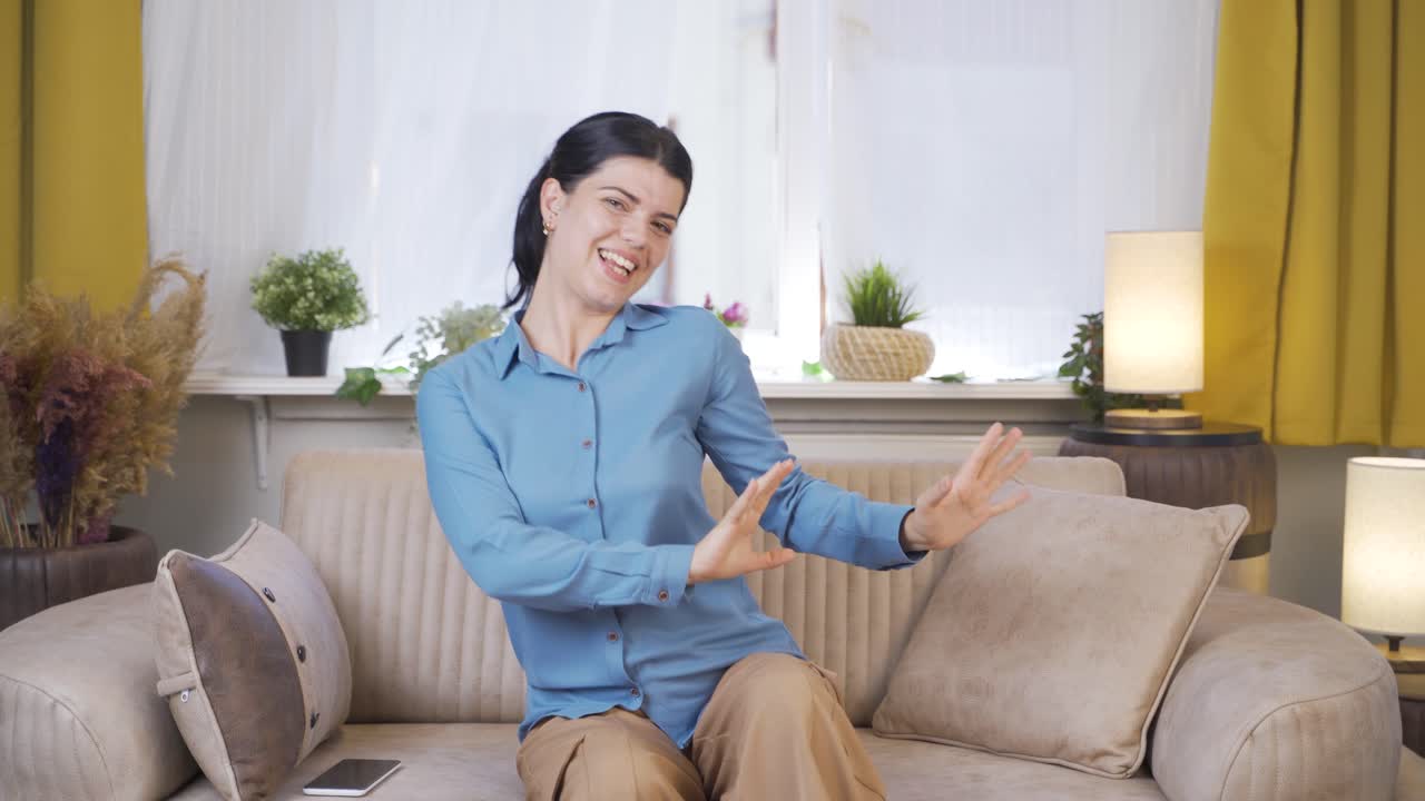 카메라에 맞춰 춤을 추는 행복한 젊은 여성.