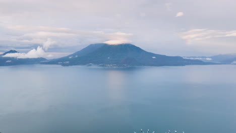 paneo aéreo hasta hiperlapso de montañas más allá del lago atitlán en guatemala