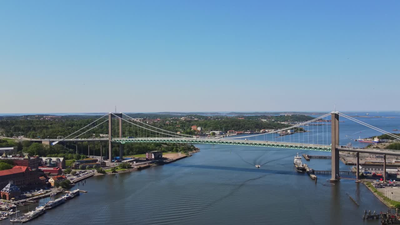 Ponte sospeso di Göteborg, chiamato Älvsborgsbron, fiume ed edifici circostanti in Svezia - ripresa aerea con drone.