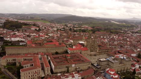 Luftdrohnenansicht-Der-Erzkathedralenbasilika-Von-Santiago-De-Compostela,-Weltkulturerbe-In-Galizien,-Spanien