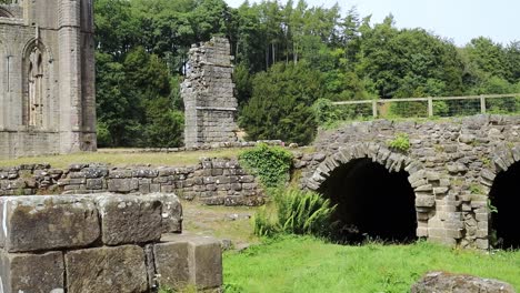 Left-to-right-view-of-the-ruined-Cistercian-monastery,-Fountains-Abby-in-North-Yorkshire-UK