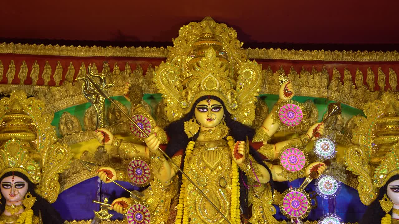 el festival más grande de bengala occidental es durga puja con el ídolo de durga thakur