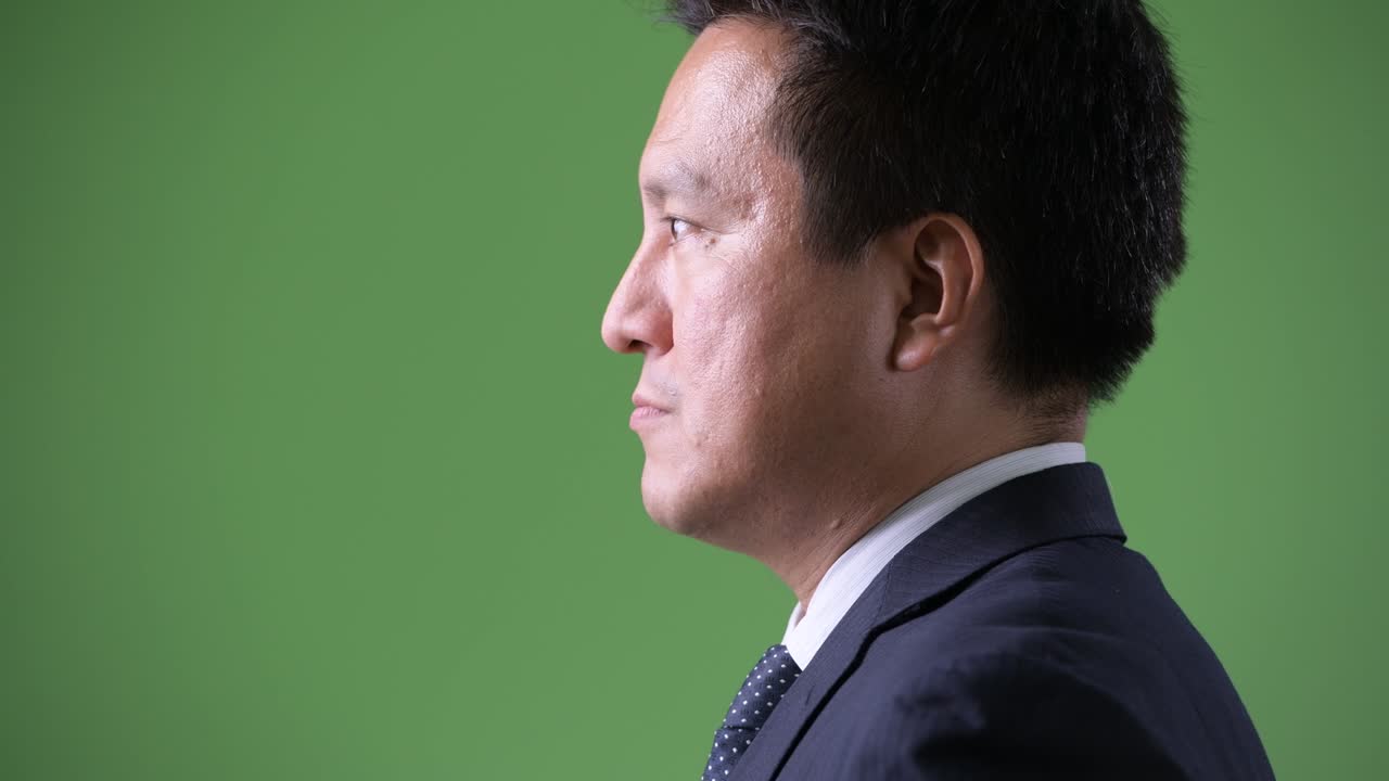 녹색 배경에 성숙한 일본 사업가