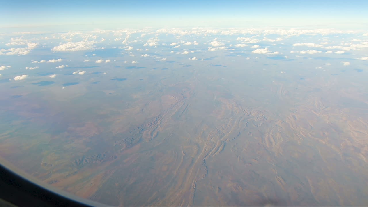 nubes blancas que proyectan sombras sobre la tierra roja interior de australia darwin a sydney territorio del norte de australia