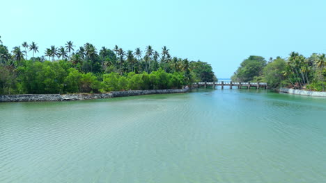 Pequeña-Isla-En-Un-Lago,-Masa-De-Tierra-Dentro-De-Un-Lago