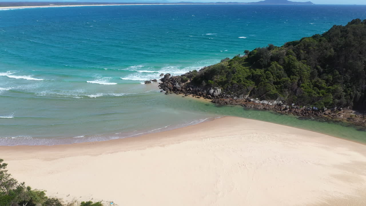 모자 헤드 뉴 사우스 웨일즈, 호주의 모래톱을 가로 질러 모래를 부는 바람과 함께 남태평양 바다와 코로 고로 크릭의 넓은 공개 무인 항공기 샷