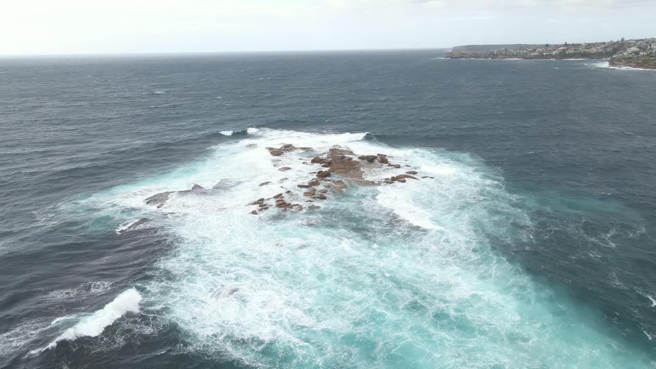 poderosas olas golpean la isla rocosa del pastel de bodas cerca de coogee, nsw, australia