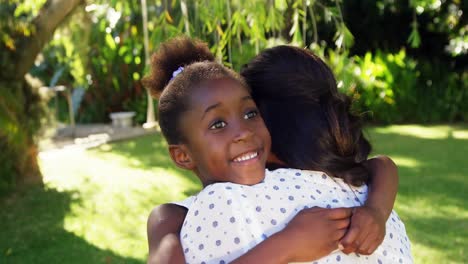 Un-Abrazo-Entre-Una-Madre-Y-Su-Hija.