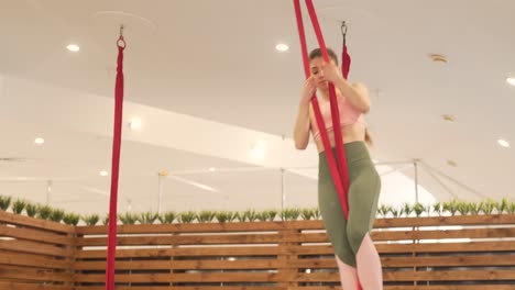 chica joven que usa chándal está en sporthall