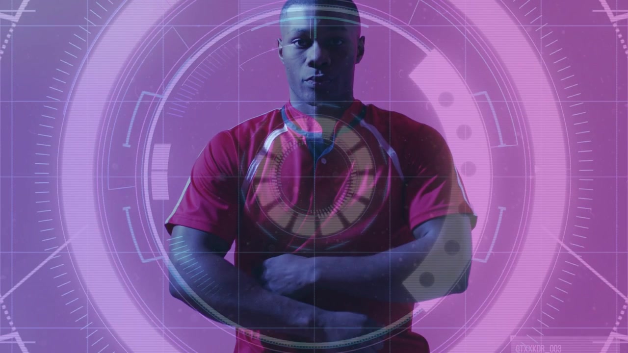 Attivazione HUD con sovrapposizione magenta, uomo atletico che muove le braccia per incrociarle e mostra le metriche del torace
