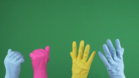 manos con guantes de goma protectores que se levantan y saludan para invitar en el fondo de la pantalla verde clave de croma. bienvenida manos gesto. video 4k