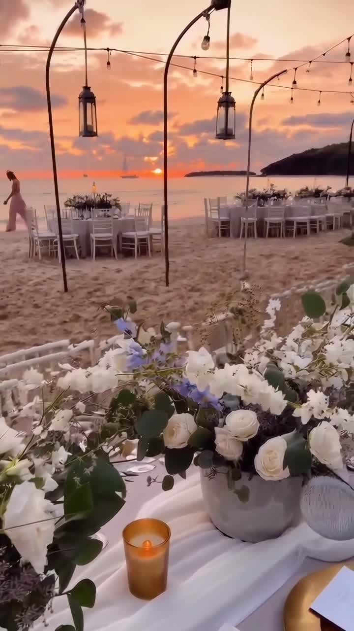 Preparativi per un matrimonio romantico sulla spiaggia al tramonto, catturati da una angolazione bassa