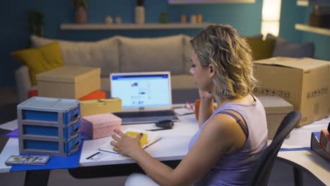 emprendedor de comercio electrónico hablando por teléfono.