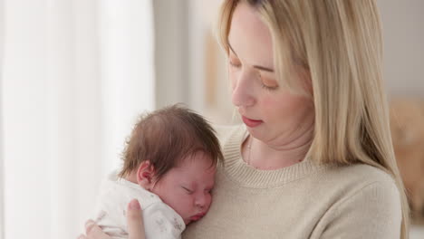 familia, besos y una mujer sacudiendo a su bebé para que se duerma