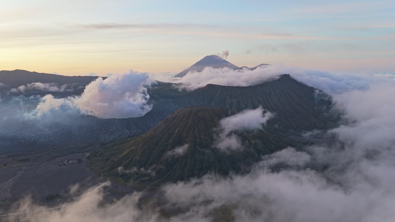 Veduta aerea dei vulcani del Monte Bromo all'alba in Indonesia