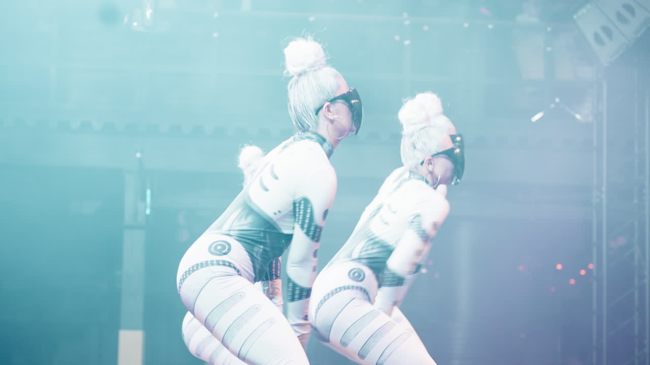 grupo de mujeres bailando en el escenario